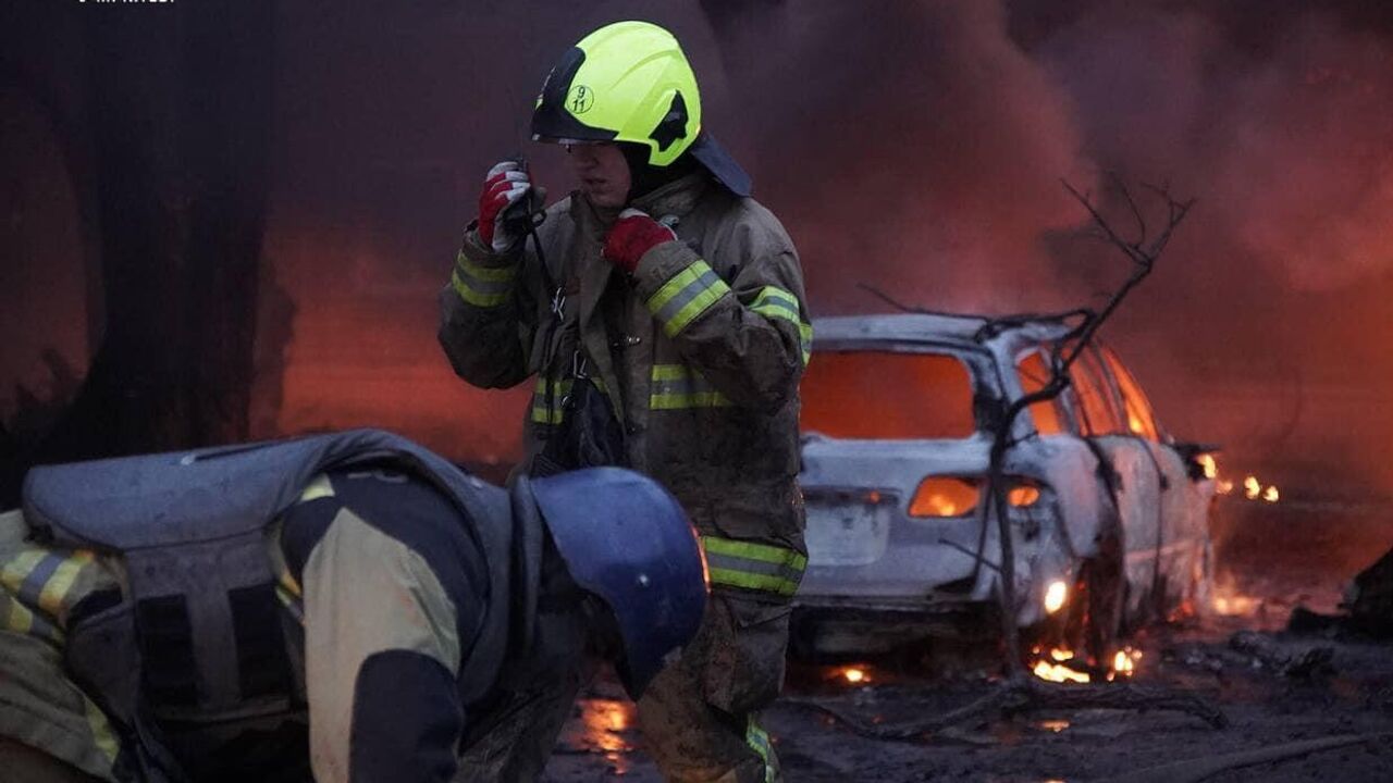 В Подольском районе Киева горят складские помещения