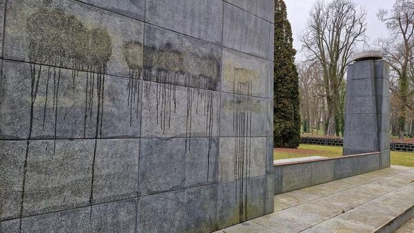 Посольство РФ призывает Германию принять меры после осквернения мемориала в Пренцлау