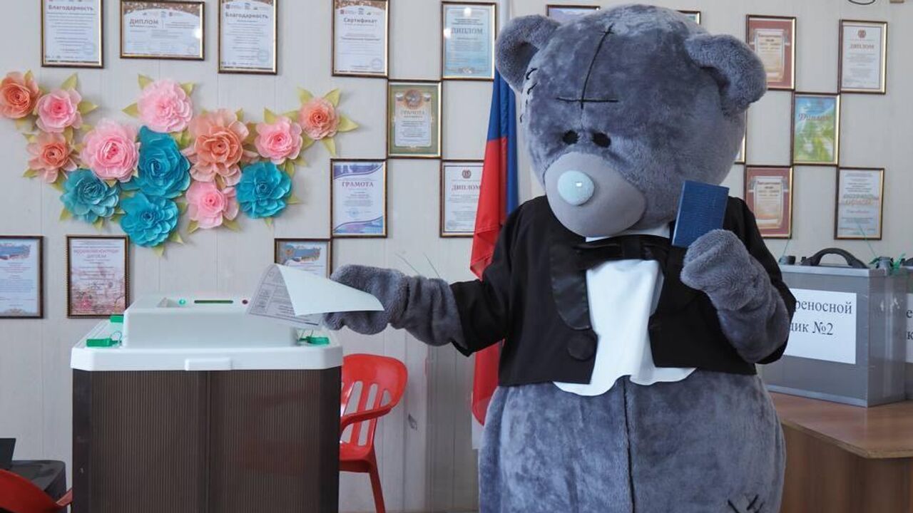 Медведь Ванечка появился на избирательном участке в Волгоградской области