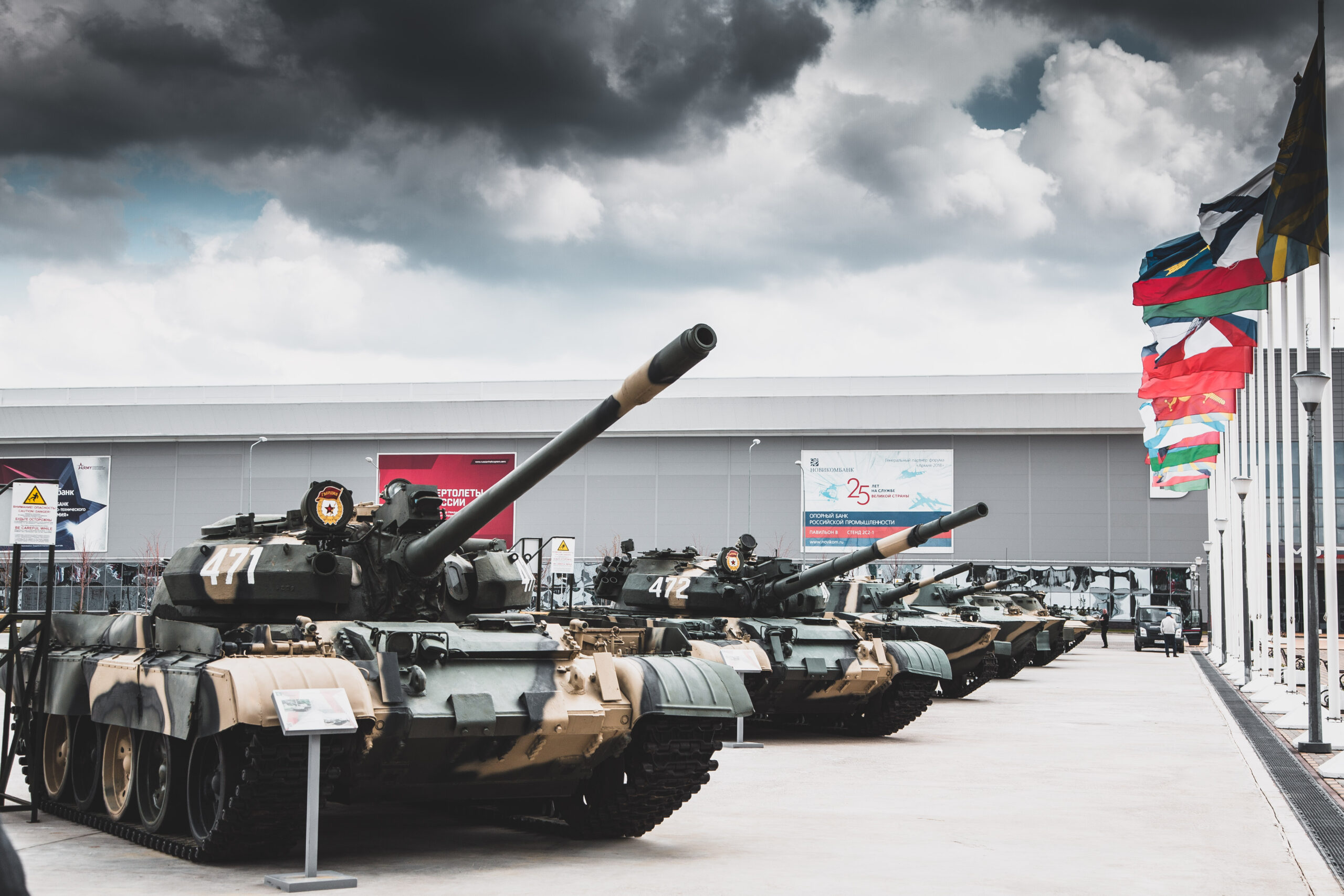 Иностранные дипломаты посетили выставку военной техники НАТО в Москве