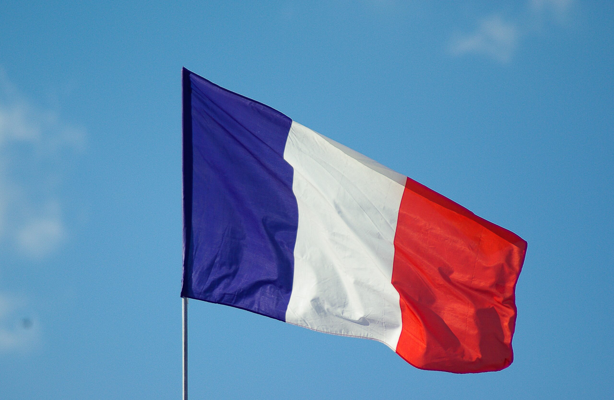 Monde: Претенденты исключают свои кандидатуры с выборов в парламент Франции
