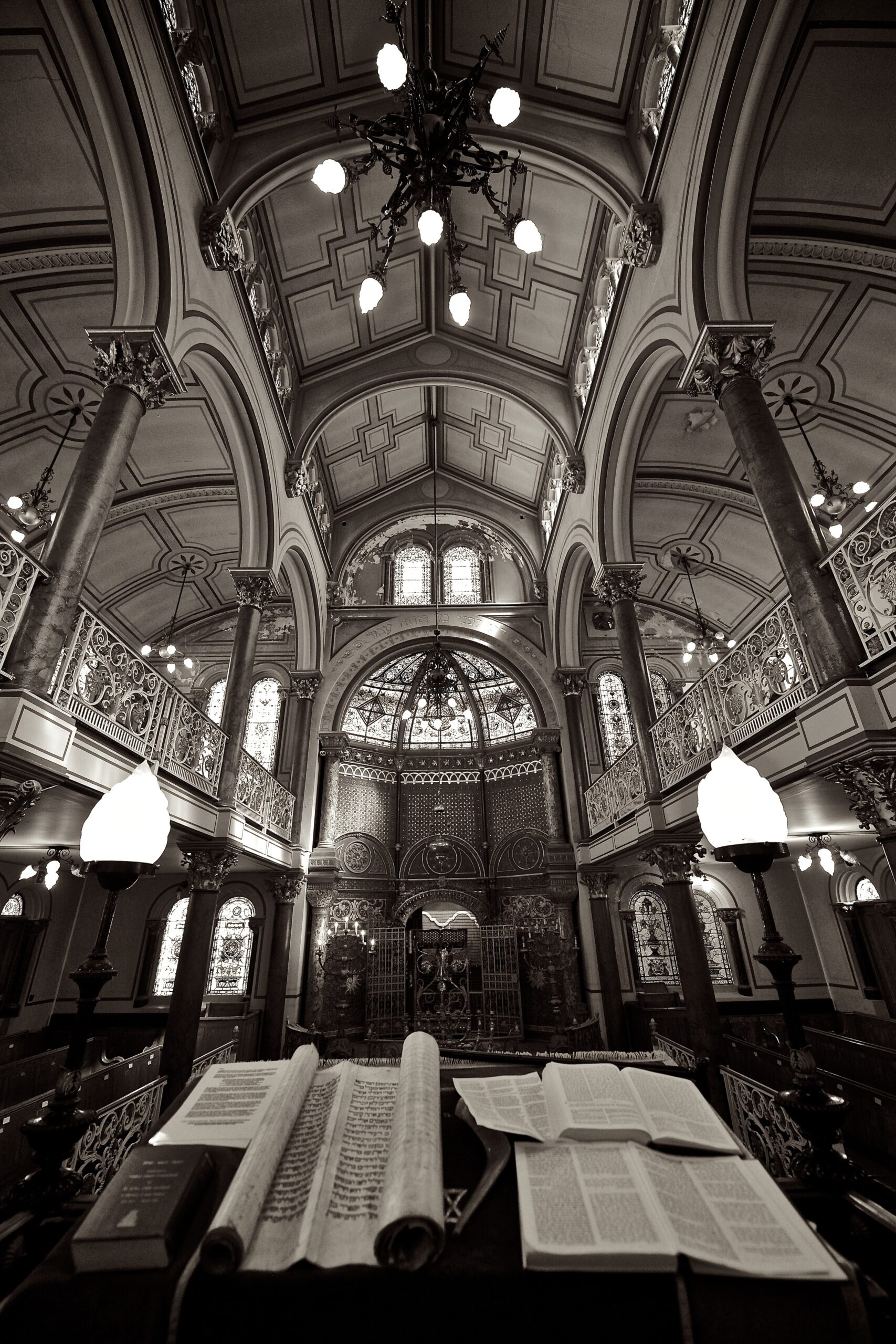Президент ФЕОР Борода: синагоги уничтожены изнутри, пожар повредил свитки Торы