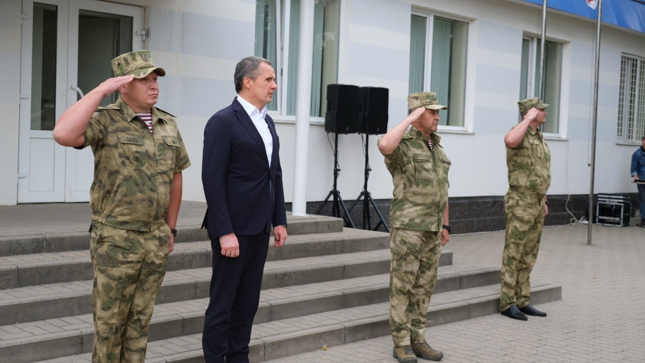 Генерал-полковник Александр Попов вручил государственные награды отличившимся росгвардейцам в Белгородской области