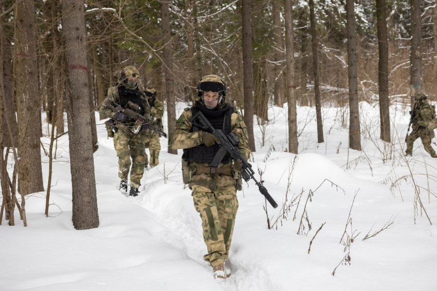 Оружие и боеприпасы иностранного производства обнаружили военнослужащие Росгвардии и сотрудники ФСБ в ЛНР